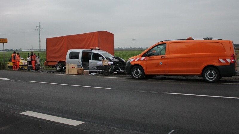 Die Aufräumarbeiten nach dem Unfall auf der B8 in Stephansposching dauerten Stunden an.