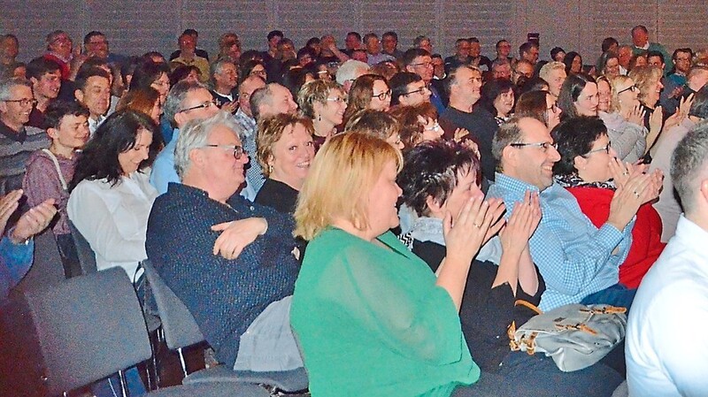 Das Publikum amüsierte sich am Samstagabend prächtig in der Deggendorfer Stadthalle.