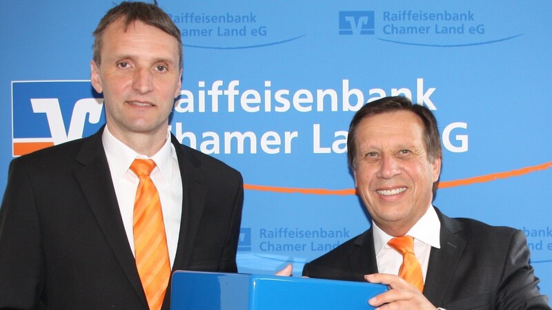 Vorstandssprecher Herbert Eder (rechts) und Vorstand Thomas Koch wollen die Raffeisenbank Chamer Lqand eG fit für die Zukunft machen