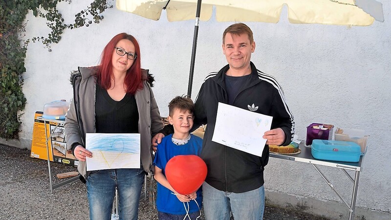Sabrina Gabriel, Sohn Paul Gabriel und Matthias "Matze" Gabriel freuen sich über die gelungene Benefizaktion für die Ukraine.