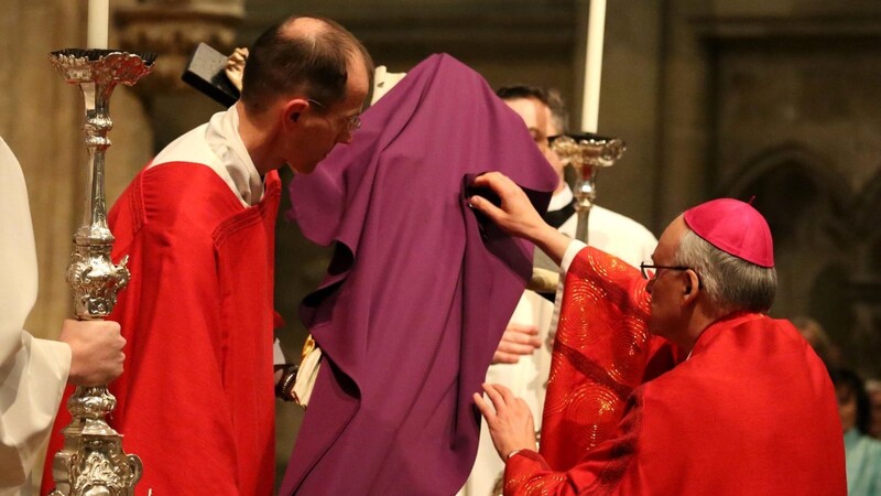 "Im Kreuz ist Hoffnung für alle", sagte Bischof Rudolf Voderholzer bei der Karfreitags-Feier im Dom St. Peter.