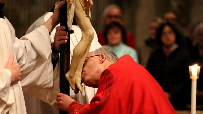 "Im Kreuz ist Hoffnung für alle", sagte Bischof Rudolf Voderholzer bei der Karfreitags-Feier im Dom St. Peter.