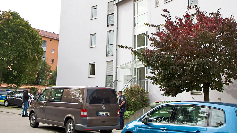 Bis in den Nachmittag hinein waren Beamte der Spurensicherung in der Wohnung und dem Hausgang in der Brahmsstraße im Einsatz. Genaueres zur Todesursache wollten sie nicht mitteilen.