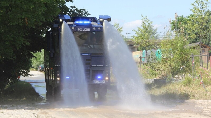 Aufräumarbeiten am Morgen nach dem großen Unwetter. Die Bundespolizei setzt Wasserwerfer ein, um die Straßen vom Schlamm zu befreien.