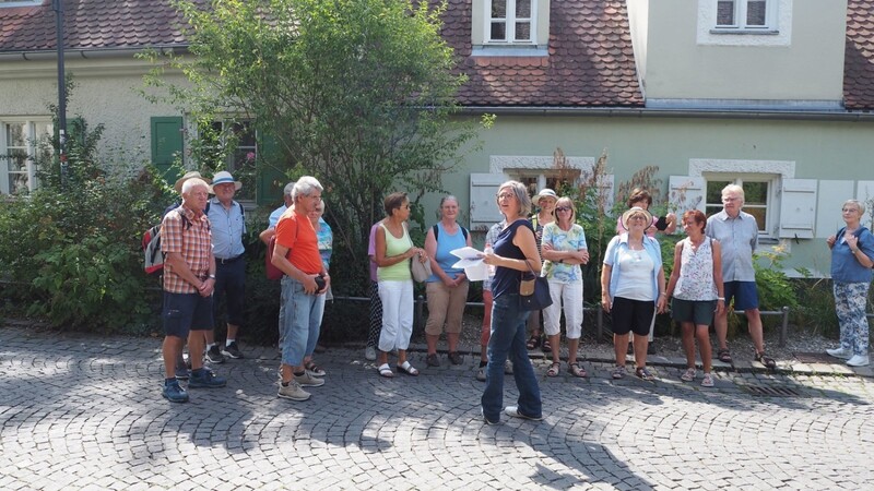 Andrea Meilinger (Mitte) erzählte den Kolping-Wanderern vor dem Üblacker-Häusl viel Wissenswertes über Haidhausen.