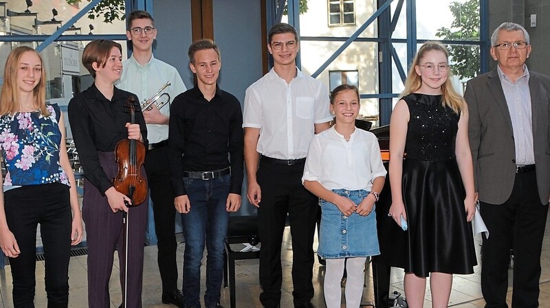 Kulturreferentin Heike Aichner (links) und Musikschulleiter Heinrich Troiber (rechts) mit den jungen Musikern, die die Klaviermatinee gestaltet haben.