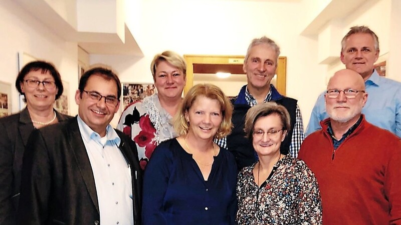 Schulleitung und Vorstandschaft des Freundeskreises mit der Vorsitzender Rita Zieglmeier (Mitte) und Theo Listl (r.), der seine Tätigkeit im Betreuungsteam beendet hat.
