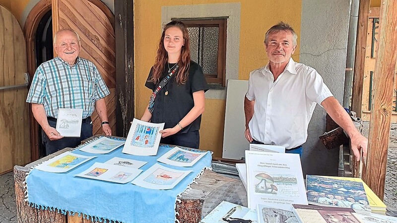 Nik Söltl (l.) und Katharina Pickert stellten zusammen mit Ludwig Husty Söltls Buch "Drei Stunden rund um den Dingolfinger Schwammerling - Sagen, Geschichte und G'schichten aus dem ?Dingolfinger Gäu'" vor.