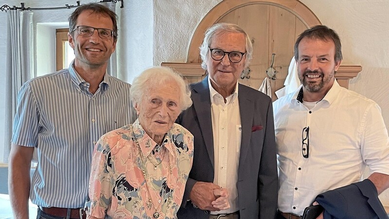 Rot-Weiß-Vorsitzender Markus Weichselmann, TC-Ehrenmitglied Dr. Horst Stimmelmayr senior und der Lamer Tennisboss Bernd Plötz (von links) gratulierten Gerti Reznicek zum 101. Geburtstag.