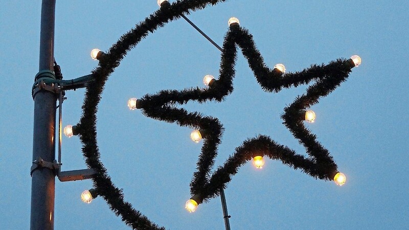 Das Bauhofteam kreierte eine eigene Weihnachtsbeleuchtung für Lohberg: 18 Sterne mit Halbmond.