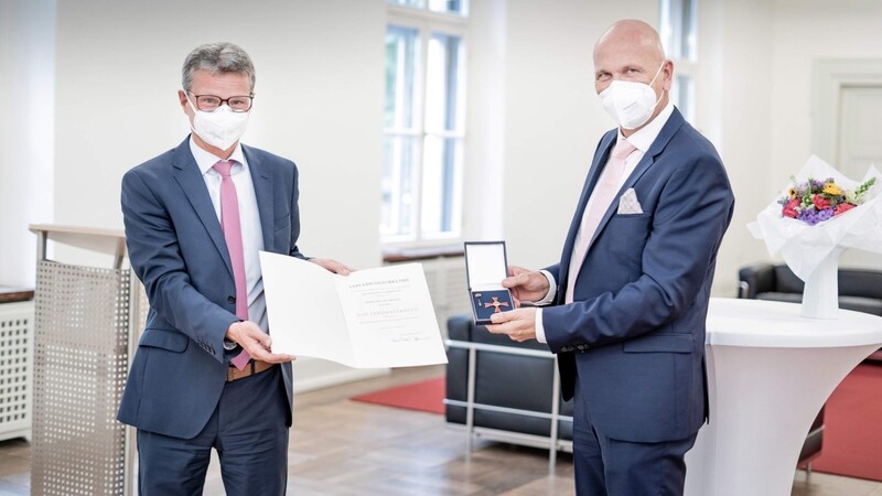 Abensbergs Bürgermeister Dr. Uwe Brandl (rechts) nimmt die Ehrung von Wissenschaftsminister Bernd Sibler entgegen.