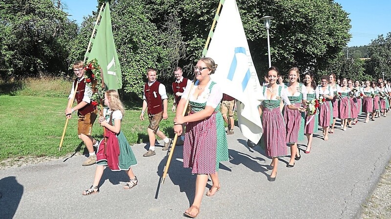 Die KLJB Hölsbrunn feierte ihr 50-jähriges Bestehen. Am Sonntag gab es einen Festzug durch den Ort.