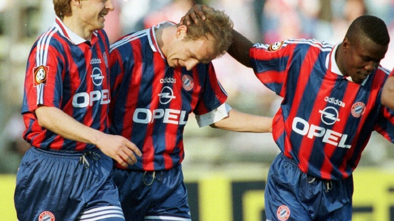 Mario Basler (M.) zusammen mit Jürgen Klinsmann (l.) und Samuel Kuffour im Trikot des FC Bayern.
