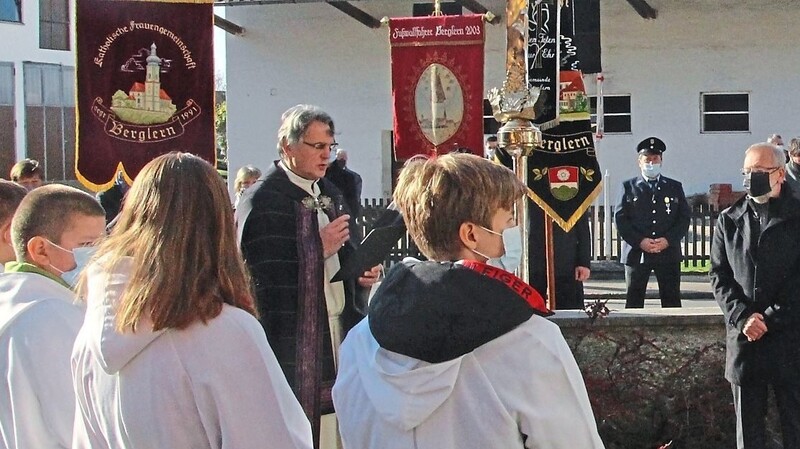 Pfarrer Gregor Bartkowski kam zur Segnung des Kriegerdenkmals.