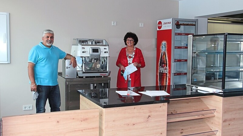 Bürgermeisterin Liane Sedlmeier stellt Yusuf Yasinoglu als neuen Kioskbetreiber vor.
