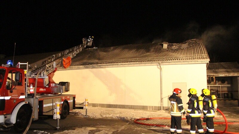 Verheerendes Feuer in der Nacht auf Sonntag im Penny-Supermarkt in Neustadt an der Donau. Dabei entstand ein Sachschaden von rund 200.000 Euro.