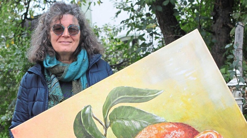 Malerin Gabriele Fonte mit einem ihrer Kunstwerke, das bei der Ausstellung im Bürgersaal zu sehen sein wird.
