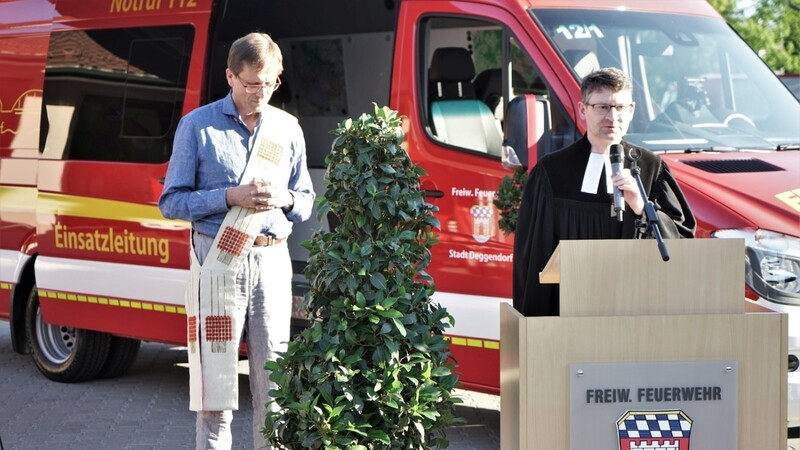 Segnung und Weihe erfolgten durch Diakon Sebastian Nüßl (l.) und Pfarrer Klaus-Ulrich Bomhard.