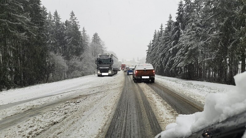 Am so genannten Unsbacher erschweren Schnee und Glätte am Donnerstagmorgen Lkw- und Autofahrern das Vorankommen.