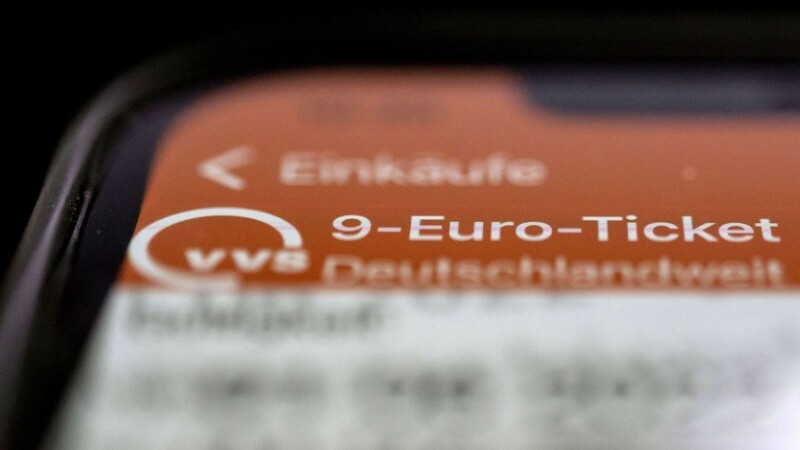 Ein 9-Euro-Ticket des Verkehrs- und Tarifverbund Stuttgart GmbH (VVS) auf einem Display eines Smartphones.