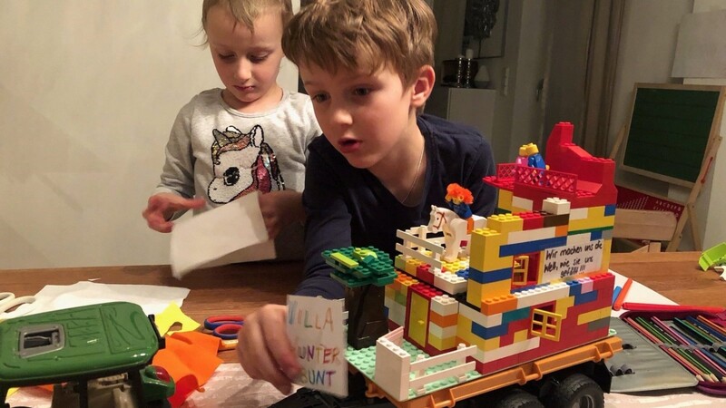 In Rötz solls ein Miniatur-Faschingszug werden, der dann online in einem Film zur Geltung kommt. Faschingsfans wie Lucia und Max Winklmann haben sich beim Gestalten eines Lego-Umzugwagens kreativ verausgabt.