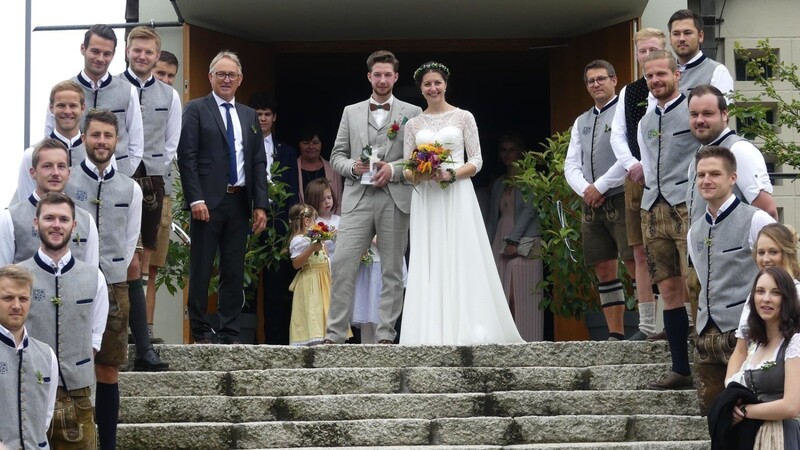 Das Brautpaar Andrea und Markus Staudner mit Spielern des FC Ränkam beim Verlassen der Kirche.
