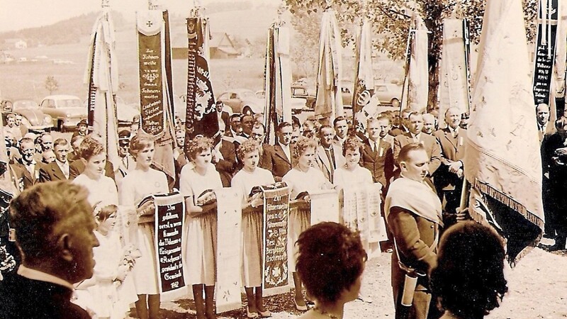1962 wurde die Fahne der Krieger- und Soldatenkameradschaft geweiht.