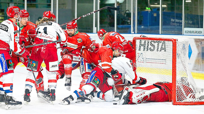 Während der Hauptrunde konnten die Eisbären Regensburg (in rot) zwei der drei Aufeinandertreffen mit Selb (3:2 und 5:4 nach Verlängerung) für sich entscheiden.