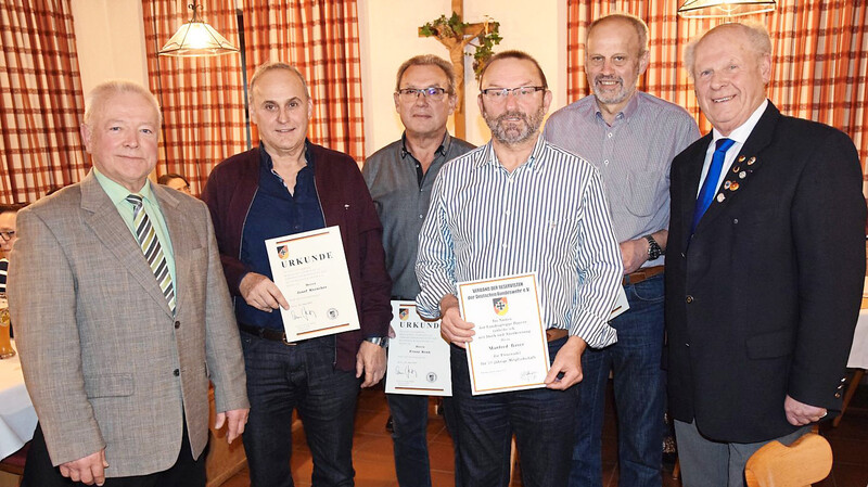 Ehrenkreisvorsitzender Ewald Störk (rechts) und Vorsitzender Gerhard Englbrecht (links) ehrten für die 40-jährige Mitgliedschaft: Josef Kerscher, Franz Kräh und Anton Maier (Zweiter, Dritter und Fünfter von links).
