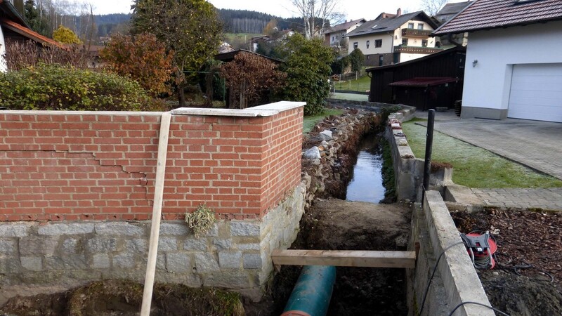 Der Hütbach, hier in seinem Verlauf mitten in Ottenzell, kann im Falle eines Jahrhunderthochwassers viel Schaden anrichten. Die Umsetzung eines ausgeklügelten Schutzkonzeptes könnte dies verhindern.