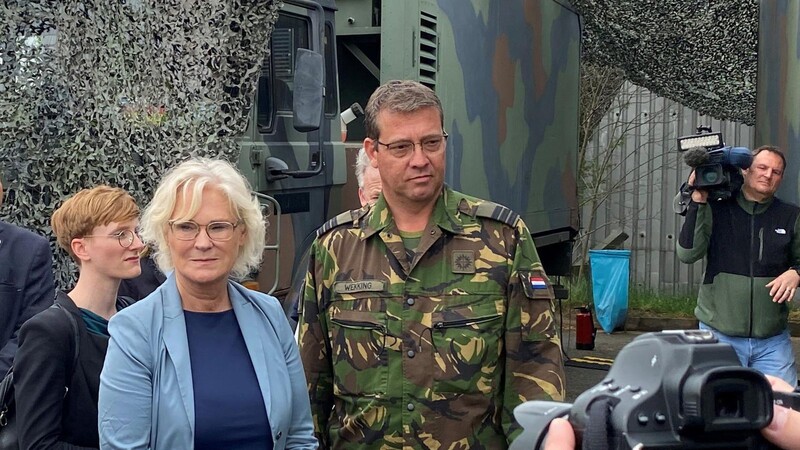 Sie könne jetzt "gewährleisten", dass die Bundeswehr durch die Lieferung nicht geschwächt werde: Verteidigungsministerin Christine Lambrecht besucht Nato-Truppen in der Slowakei.