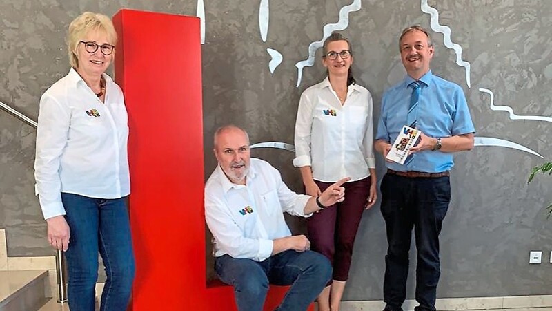 Claudia Schmargendorf, Bernd Schmargendorf und Ute Bettenhausen (von links) überreichen Bürgermeister Herbert Blascheck das neue Vhs-Heft.