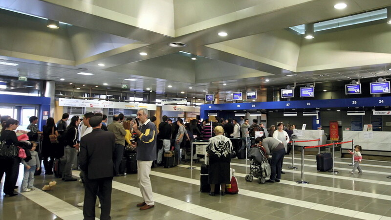 Der Flughafen Thessaloniki. Dort schickte M. seine "Klienten" mit gefälschten Pässen auf die Reise.