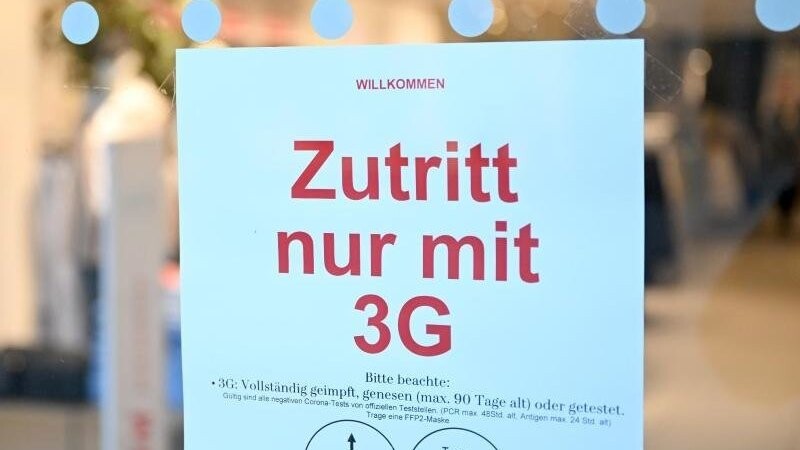 Ein Hinweisschild mit der Aufschrift "Zutritt nur mit 3G" an der Tür eines Geschäfts in Stuttgart.