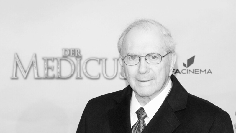Noah Gordon 2013 bei der Weltpremiere des Kinofilms "Der Medicus", der nach seinem gleichnamigen Bestseller gedreht wurde. Der Schriftsteller ist am Montag, 22.11.2021, im Alter von 95 Jahren zu Hause gestorben.