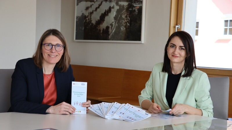 Bogens Bürgermeisterin Andrea Probst (links) zeigte sich gegenüber der stellvertretenden HdB-Leiterin Natalia Bykov sehr erfreut über die vielen Ferienangebote.