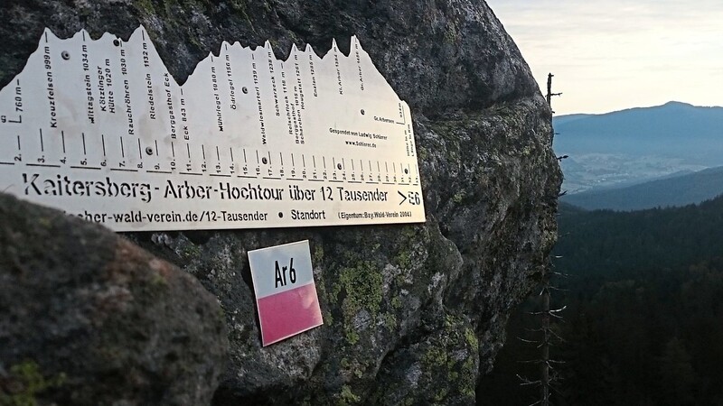 Ständiger Begleiter: Die Schierer-Tafel mit Gipfeln und Höhenprofil, hier bei den Rauchröhren angebracht.