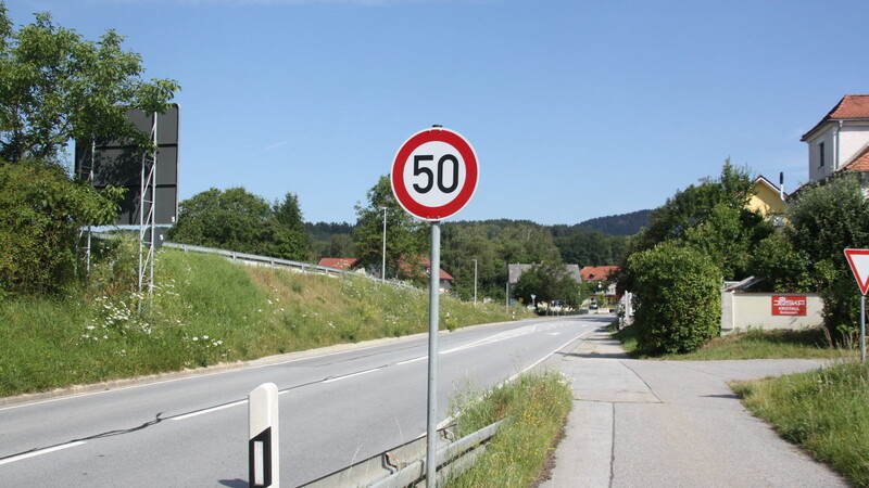 Das "50"-Schild kommt weg: In Niederkandelbach bei der Abzweigung nach Silberacker sind künftig wieder 70 Stundenkilometer erlaubt.