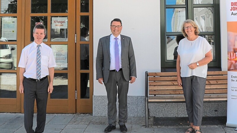 Altfraunhofens Bürgermeister und VG-Vorsitzender Johann Schreff, Johanniter-Regionalvorstand Martin Steinkirchner und Baierbachs Bürgermeisterin Luise Hausberger freuen sich auf die Zusammenarbeit.