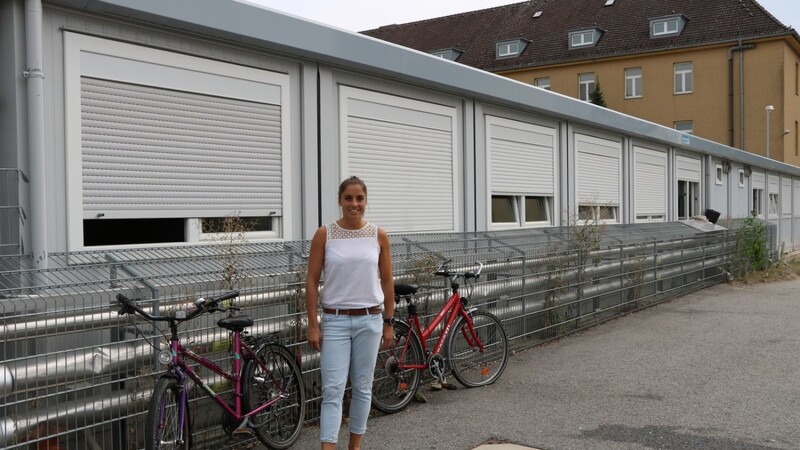 Ombudsfrau Veda Erös vor den Wohncontainern im Ankerzentrum. Das Bündnis gegen Abschiebung hatte kritisiert, dass die Temperaturen dort an heißen Tagen unzumutbar seien. Laut Erös war dies nicht der Fall.