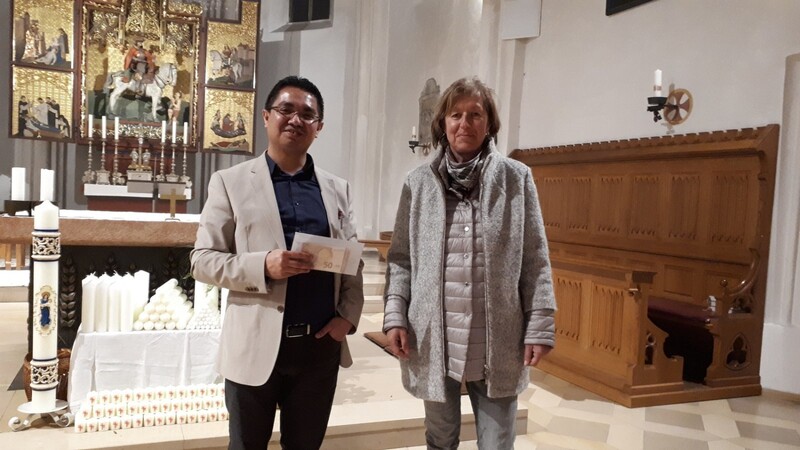 Pater Altus Jebada nahm dankend den Spendenbetrag von Elfried Wocheslander entgegen.