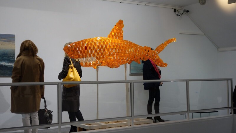Renato Rills Fisch aus Fahrradreflektoren hängt in der "Großen Ostbayerischen Kunstausstellung" im Kunst- und Gewerbeverein und schwimmt dort "Gegen den Strom".