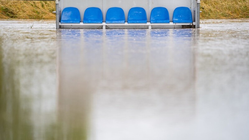 Ein Fußballplatz in Hallerndorf in Franken steht unter Wasser. Vereine, die von der Hochwasser-Katastrophe betroffen sind, erhalten Soforthilfe vom DOSB.