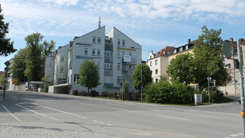 Auf dem Parkplatz vor dem jetzigen Henrichsen-Gebäude zwischen Kinseherberg (links) und Essigberg (rechts) ist ein bis zu sechs Stockwerke hoher Erweiterungsbau mit Büros geplant.