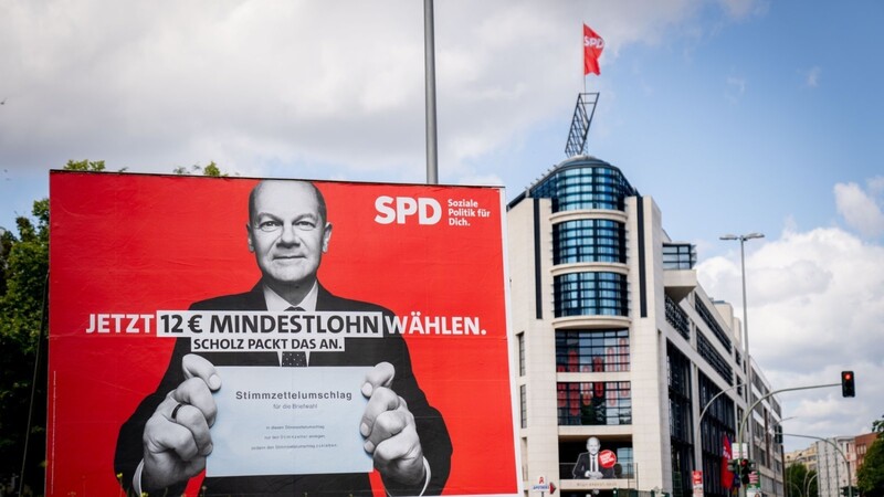 SPD-Kanzlerkandidat Olaf Scholz erklärt einen höheren Mindestlohn und eine Rentengarantie zu Bedingungen für eine vom ihm geführte Koalition.