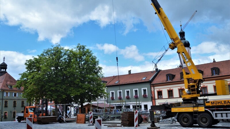 Der Aufbau der Bühne für das Festspiel Drachenstich hat am Montag begonnen.