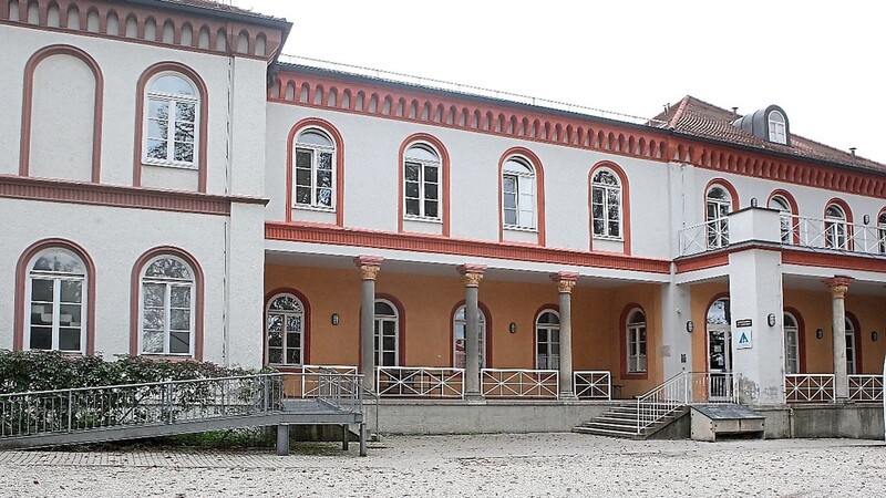 Das Ottonianum ist ein denkmalgeschützter Bau von Johann Baptist Bernlochner (Planung von 1839). Seit 1968 war hier die Landshuter Jugendherberge untergebracht. Jetzt wird die Stadt das Gebäude verkaufen.