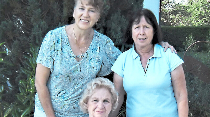 Siegrid Gral, geborene Gerber, sitzend in der Bildmitte, links daneben ihre Tochter Ingrid und rechts die Pensionswirtin Annemarie.