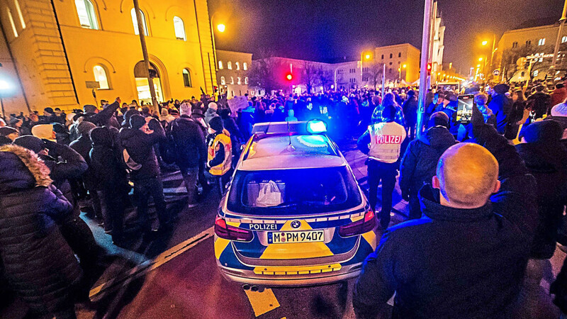 Bei der Demonstration in München setzt die Polizei auch Schlagstöcke und Pfefferspray ein, um den Menschenmassen Herr zu werden.