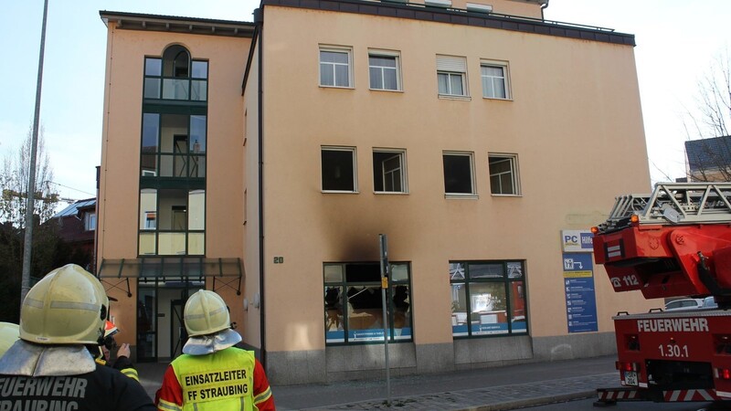 In einem Geschäft in der Inneren Passauer Straße hat es am Samstagnachmittag gebrannt.